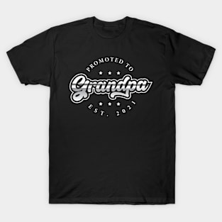 Promoted To Grandpa Baby Reveal Grandpa design EST 2021 T-Shirt